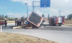 Minibüs ile kamyonet çarpıştı: 5 yaralı