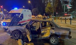 Kazada otomobil ortadan büküldü: 3 yaralı