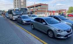 Okulun ilk günü uzun araç kuyrukları oluştu