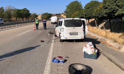 Kamyonet yol kenarında lastik değiştiren çifti hayattan kopardı