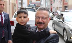 Vali Aksoy, özel çocukların yeni eğitim yılını evlerinde kutladı