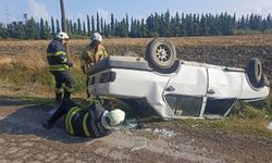 Takla atarak ters dönen otomobildeki 2 kişi yaralandı