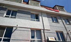 Eskişehir’de ikinci kattan düşen kadın market tentesine çarptı: Yakınları esnafa tepki gösterdi