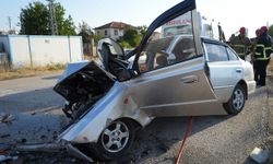 Otomobiller kafa kafaya çarpıştı: Sürücüler hayatını kaybetti
