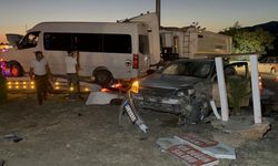 Minibüs ile otomobil çarpıştı: 12 yaralı