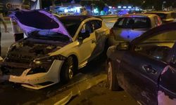 Kontrolden çıkan otomobil park halindeki araçlara çarptı: 2 yaralı