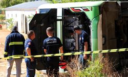Sürücüsü rahatsızlanan elektrikli otobüs devrildi, sürücü hayatını kaybetti