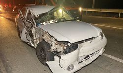 Otomobil kamyona arkadan çarptı: Sürücü kazayı yara almadan atlattı