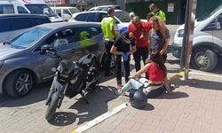 Otomobille Çarpışan Motosikletli Kız, Kask Sayesinde Kurtuldu