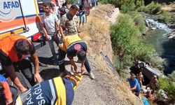 Araç uçuruma yuvarlandı: 3 yaralı