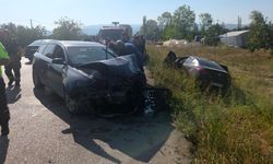 Otomobiller kafa kafaya çarpıştı: 4 yaralı