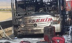 Seyir halindeki yolcu otobüsü yandı