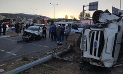 Fındık işçilerini taşıyan minibüs otomobille çarpıştı: 15 yaralı