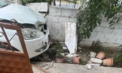 Muratlı’da otomobil bahçe duvarına çarptı