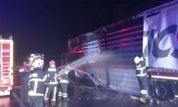 Otobanda tır yandı, patlama anı kamerada