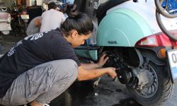 Çırak bulamayan eşine destek için başladı, motor ustası oldu