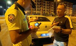 Alkollü halde çocuklarıyla trafiğe çıktı, yakalanınca polise beddua yağdırdı!