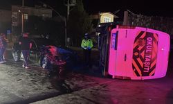 Otomobil ile çarpışan servis minibüsü devrildi!