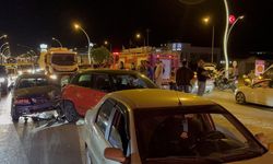 Zincirleme kazada 1 sürücü kaçtı, 1 sürücü alkollü çıktı, 1 kişi yaralandı