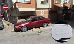 Kaldırıma park eden sürücüye apartman yöneticisinden notlu uyarı