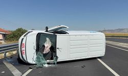 İlaç taşıyan araç bariyerlere çarparak devrildi