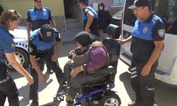 Kırılan tekerlekli sandalyesinin yenisini polis alıp hediye etti