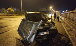 Lastiği patlayan otomobil bariyerlere çarptı