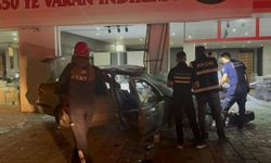 Kontrolden çıkan otomobil, mobilya dükkanına girdi: 1 yaralı