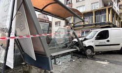Trabzon'da araç otobüs durağına çarptı