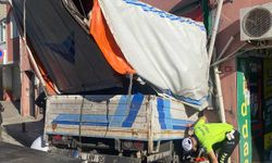 Üsküdar’da kamyonet ganyan bayisine girdi