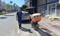 Yayalara yol vermek istedi, otomobiline arkadan çarptılar.