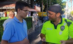Kargo şubesinden ehliyeti aldı, sevincini kapı önündeki trafik polisiyle paylaştı