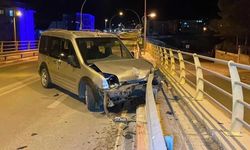 Üst geçitte otomobil ile hafif ticari araç çarpıştı: 1 yaralı