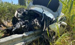 Yoldan çıkan otomobilin motoruna demir bariyer saplandı: 1 yaralı