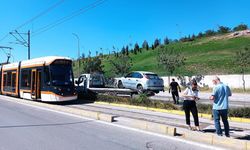 Eskişehir’de otomobil tramvay yoluna saplandı: Seferler aksadı!