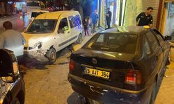 Eskişehir'de çarpışan araçlardan biri dükkana girdi