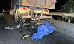 Motosiklet sürücüsü kamyona arkadan çarptı: 1 ölü
