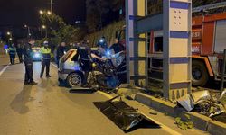 Üst geçidin ayağına çarpan otomobil hurda yığınına döndü: 2 ölü