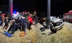 Reklam panosu direğine çarpan otomobil hurdaya döndü: 3 yaralı