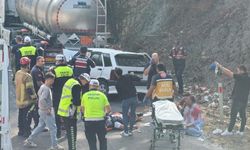 Kontrolden çıkan otomobil asit yüklü tankere çarptı: 5 yaralı