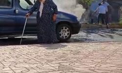 Seyir halindeki araba, yaşlı kadın içindeyken alev aldı
