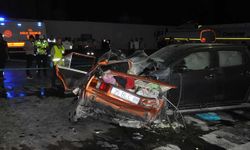 Manisa'da feci kazada otomobil ikiye bölündü: 1'i çocuk 5 ölü, 6 yaralı