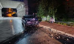 Bursa'da alkollü Mercedes araç sürücüsü, elektrik direğine çarpıp olay yerinden kaçtı