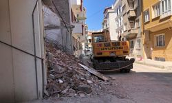 Eskişehir'de yıkılan inşaat yayalar için tehlike saçıyor