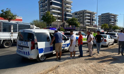 Oğluyla yolun karşısına geçerken otomobil çarptı
