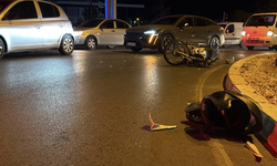 Otomobille motosiklet çarpıştı: 1 ağır yaralı