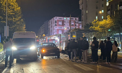 Eskişehir’de motosiklet ile otomobil çarpıştı: Motosiklet tramvay durağına daldı!
