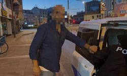 Alkollü sürücü ters yönden ilerleyerek, servis aracına çarptı