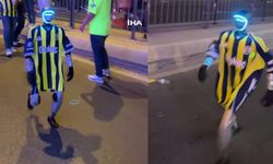 Kadıköy’de Fenerbahçe forması giyen robot ilgi odağı oldu