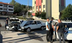 2 otomobil kafa kafaya çarpıştı